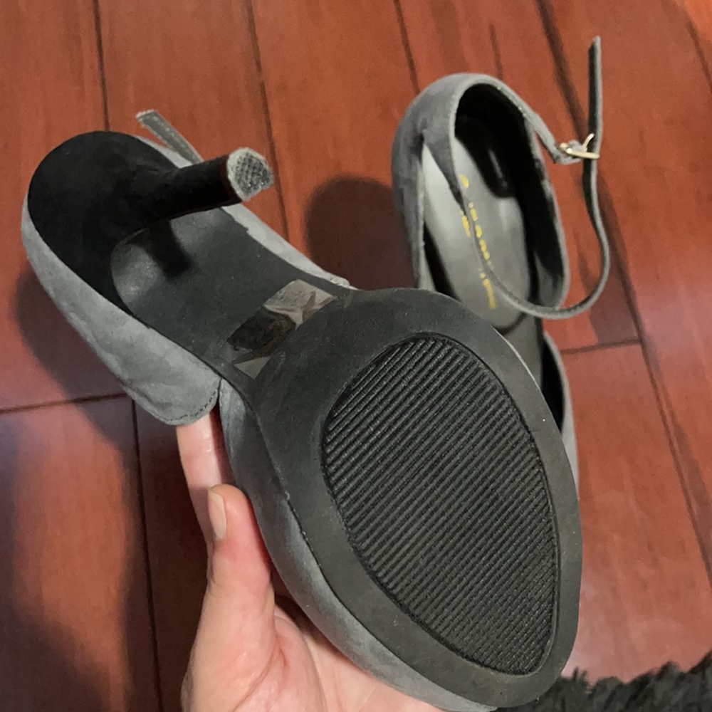 3 1/2 in. Black & grey high heels - Picture 5 of 6